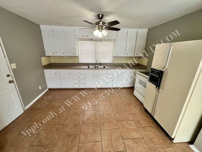 Building Photo - Updated 2 Bedroom 1 Bath House in North KC-Available NOW!!