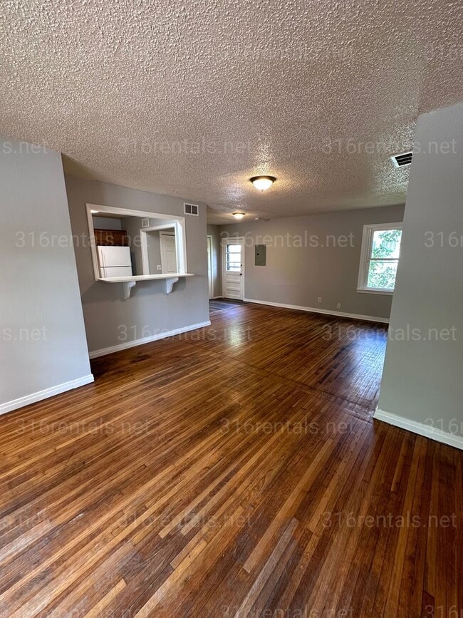 Building Photo - 4722-4724 E 8th St N