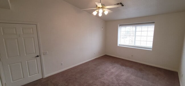 Building Photo - Beautiful Condo in Gated Community with Pool & Spa!