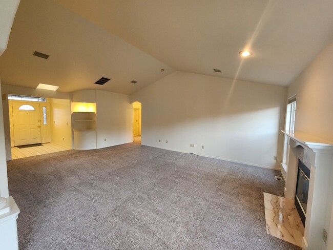 Building Photo - 3 bed 2 bath, close to Carrie Blake Park a...