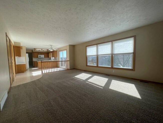 Building Photo - Bellevue Home for Rent