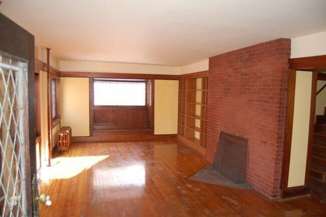 Building Photo - The Lamp House - 4 Br., 3 Bath Home  Available 8/15/2026-8/14/2027