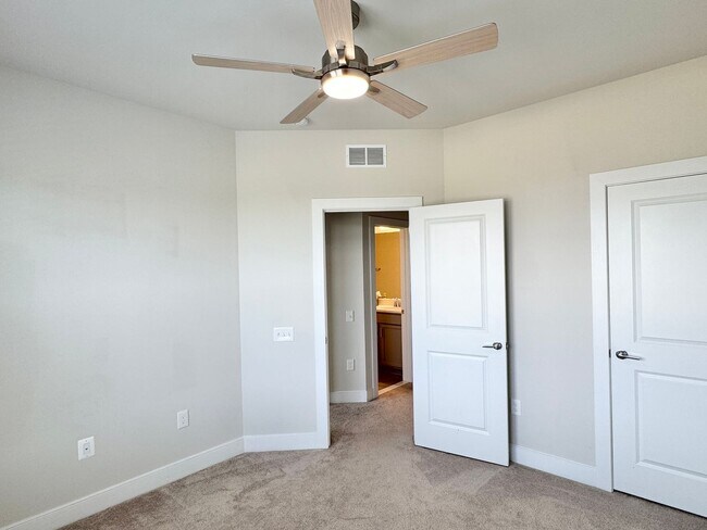 Building Photo - POTOMAC SHORES - BEAUTIFUL VIEWS! (interne...