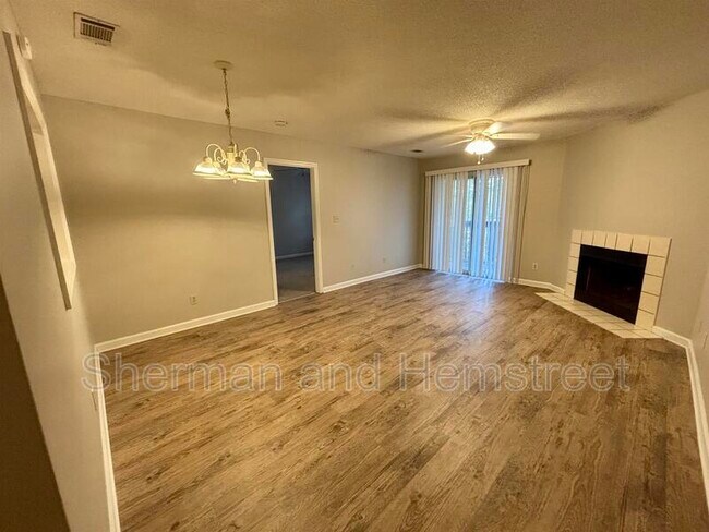 Building Photo - 406 Commons Dr