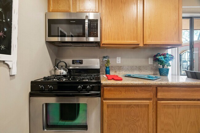 Building Photo - Live Smart & Stylish in This 2-Bedroom Urb...