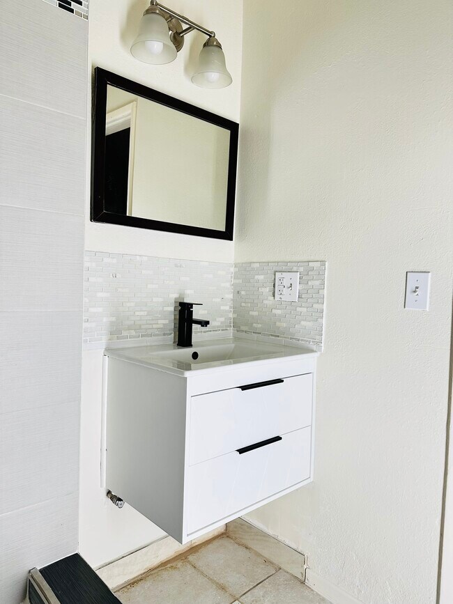 Building Photo - 617 S Shelton St