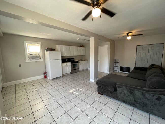 Building Photo - 411 N Oleander Ave