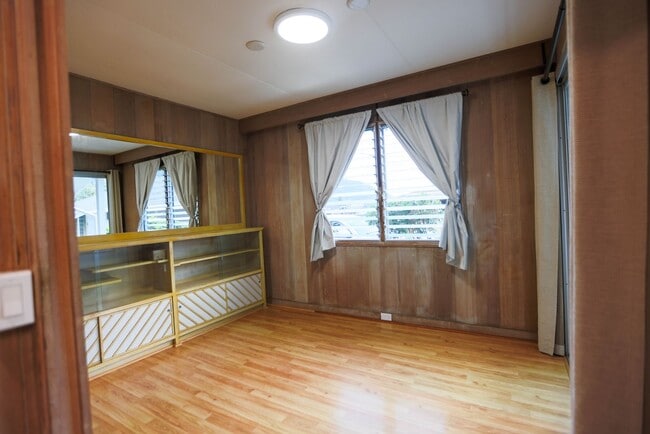 Building Photo - Well Maintained home in Manoa Valley, 3 bedrooms, 2 baths