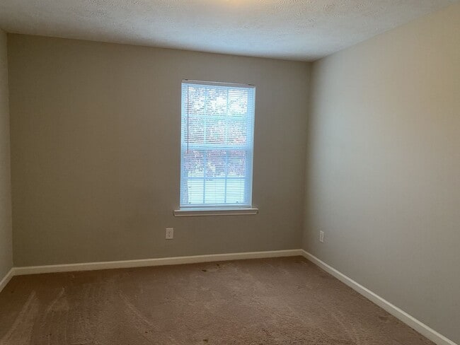 Building Photo - Townhome off Joe B Jackson