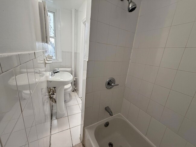 Building Photo - 1513 Summit Ave