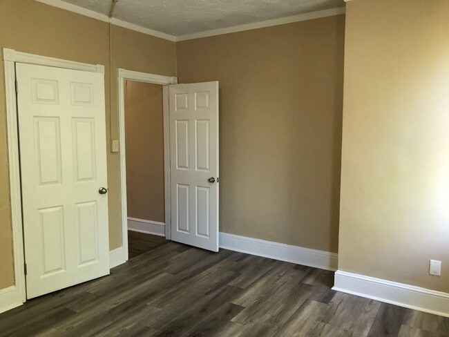 Building Photo - Great 3 Bedroom Home! Freshly Painted! New Flooring! Large Living Area! Eat-in-Kitchen! Screened ...