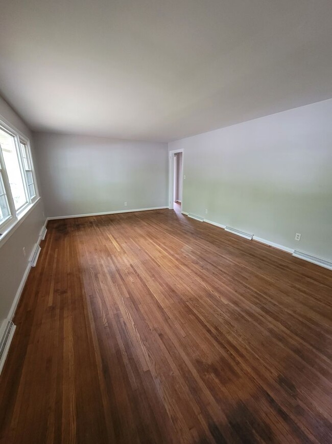 Building Photo - Adorable 3 BR Ranch.  Hardwoods throughout!