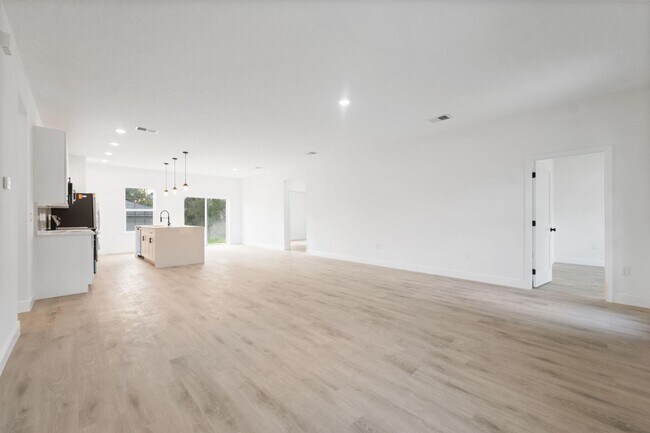Building Photo - 14152 SW 44th Ave
