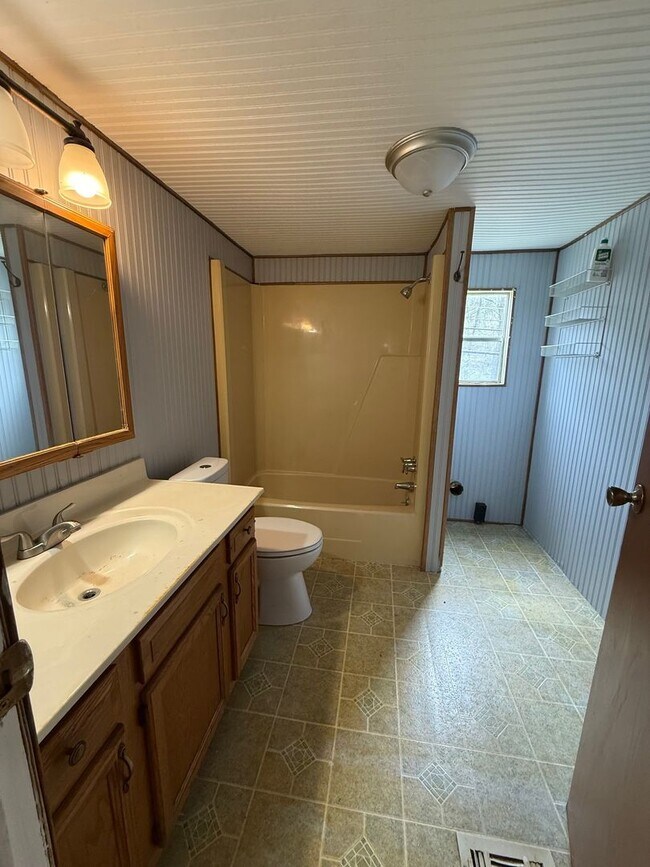 Building Photo - 2 Bedroom / 1 Bath Manufactured Home Kingsport TN