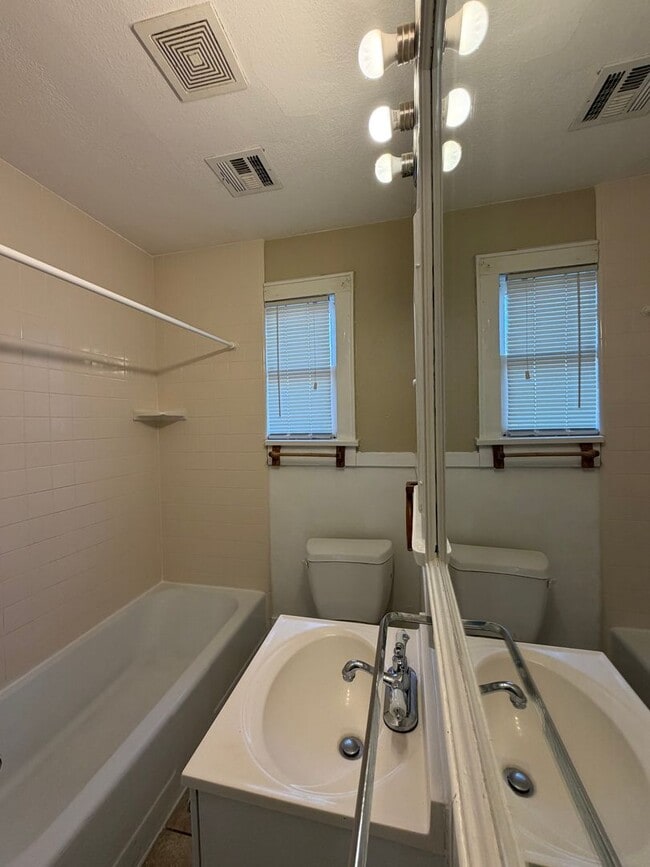 Building Photo - 1 bedroom 1 bath, Bethany Schools- Now Available