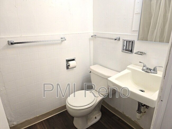 Building Photo - 140 E Victorian Ave