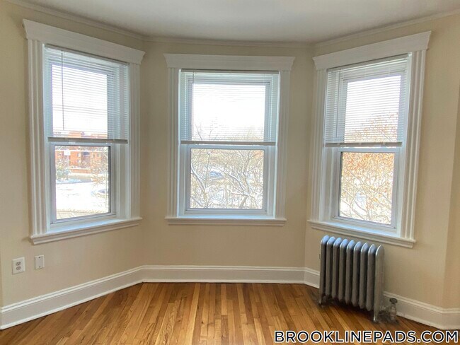 Building Photo - 352 Riverway