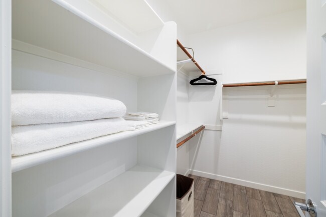 Large walk-in closet in master bath - 8924 W Solano Dr
