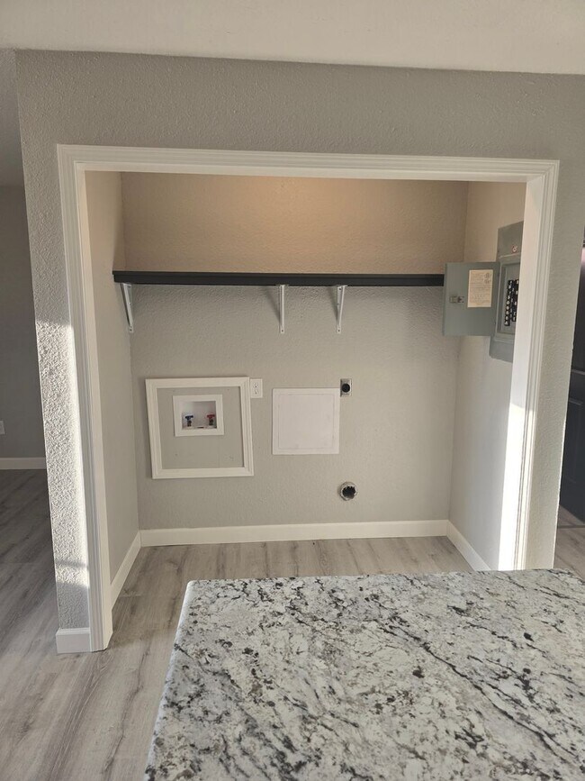 Building Photo - 2 Bedroom , 1 Bathroom Apartment!