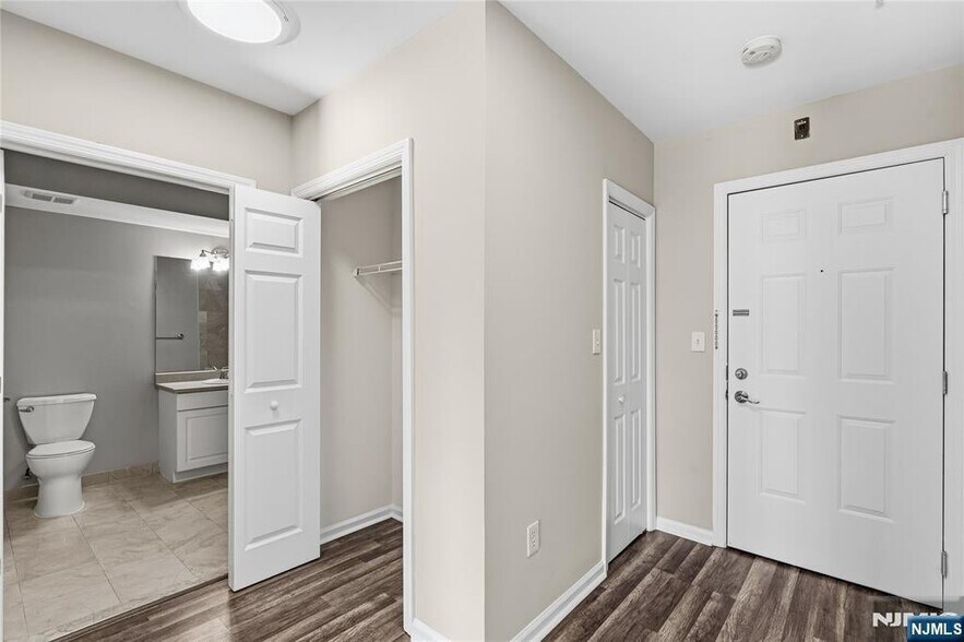 Building Photo - 905 River Rd