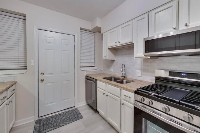 Building Photo - 1 W Oak Ave