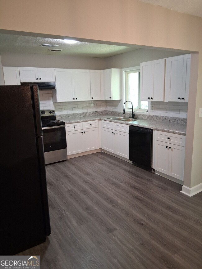 Building Photo - 8229 Queens Dr