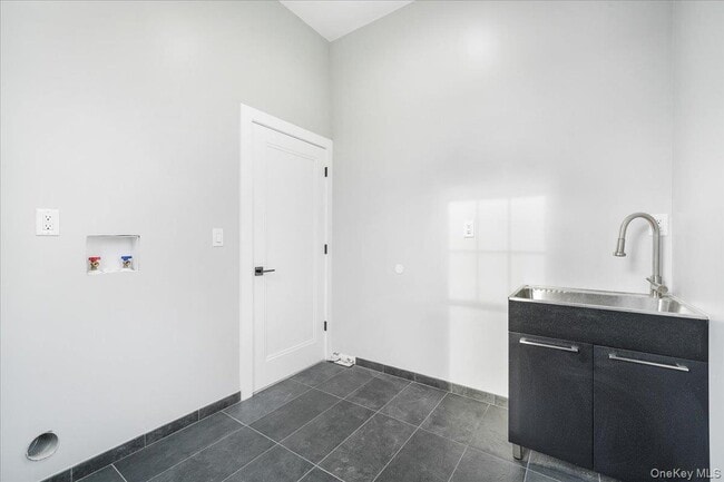 Building Photo - 260 W Main St