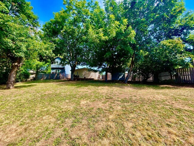 Building Photo - Spacious 3 Bedroom/2 Bath Home with generous fully fenced yard!