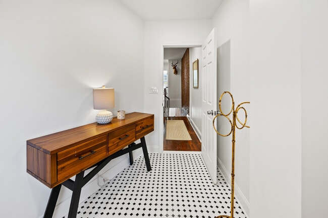 Building Photo - 2207 Lombard St