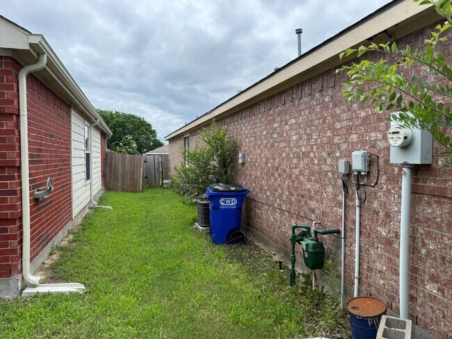 Building Photo - 1100 Alexandria Dr