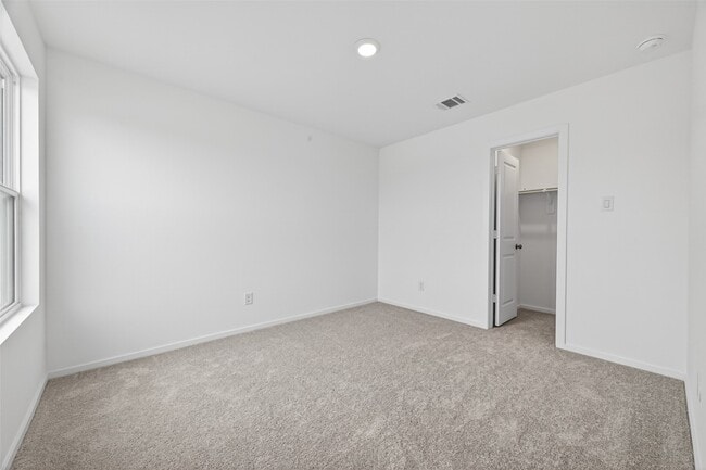 Building Photo - 3025 Fantasy Ter Dr