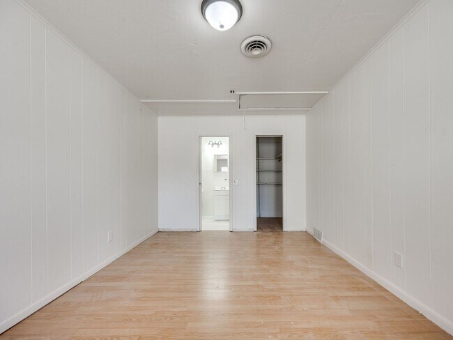 Building Photo - Updated home in Heart of OKC + 4 bedrooms