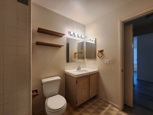 Building Photo - Great Location in Green Valley