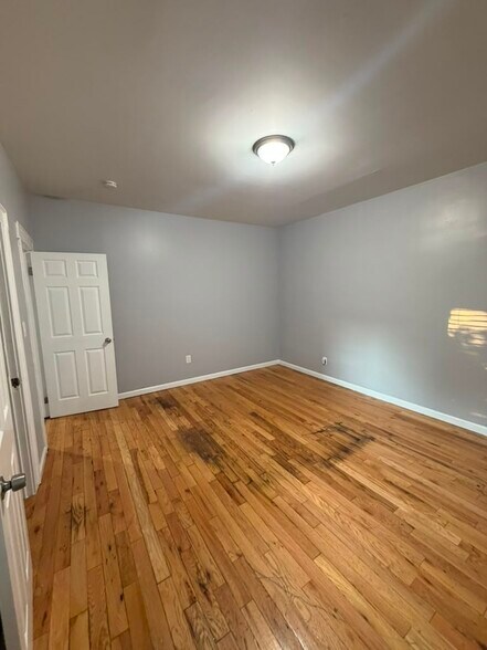 Building Photo - 17 Poe Ave