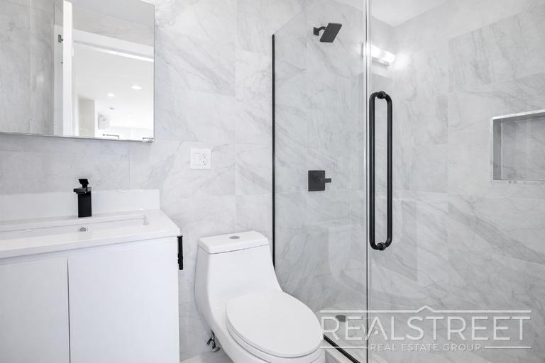 Building Photo - Knickerbocker Ave