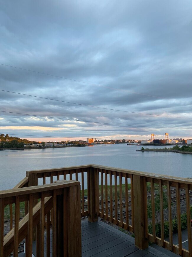 Building Photo - 373 Crescent Ave