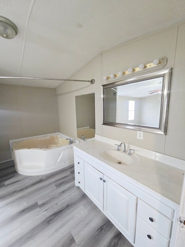 Building Photo - 3 bedroom, 2 bath Mobile Home in Yorktowne