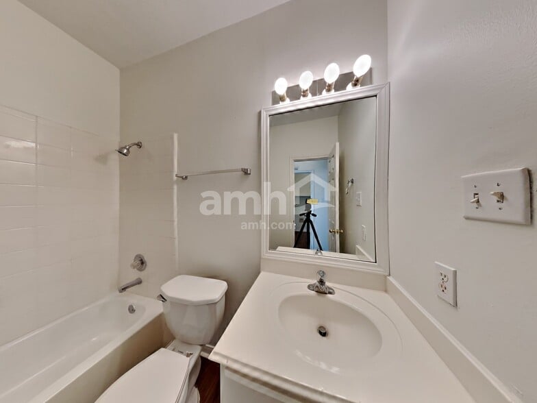 Building Photo - 2036 Pembroke Bay Dr