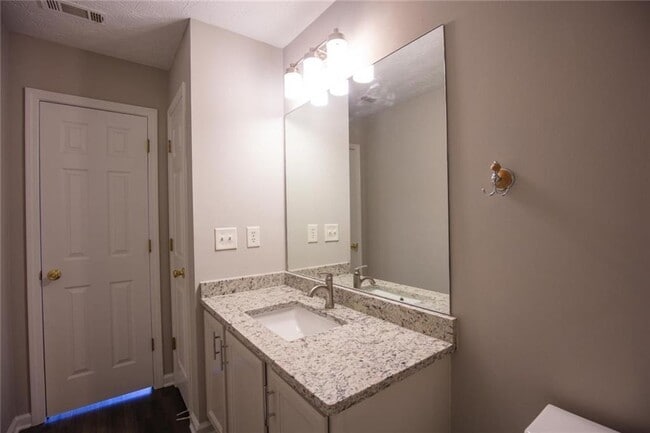 Building Photo - 649 Kenridge Dr