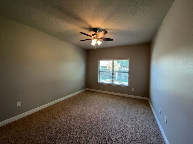 Building Photo - Gorgeous 5 Bedrooms