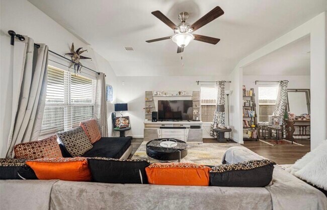 Building Photo - 15419 Royce Holly Dr