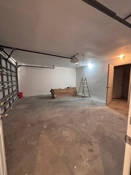 Building Photo - 3039 Queen Palm Dr