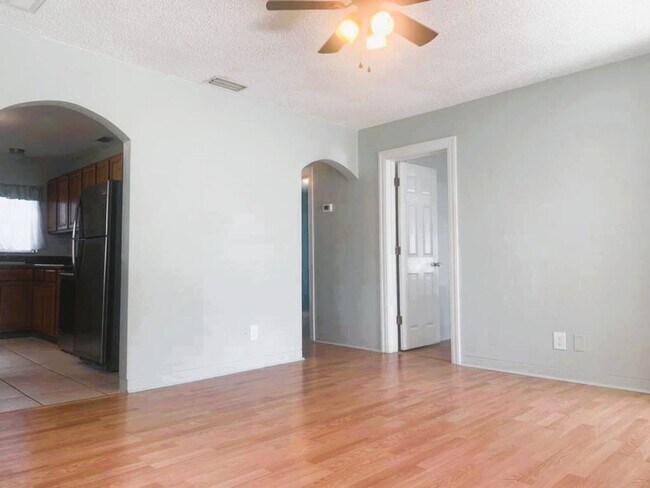 Building Photo - Charming 2 Bedroom 1 Bath in Central Gulfport