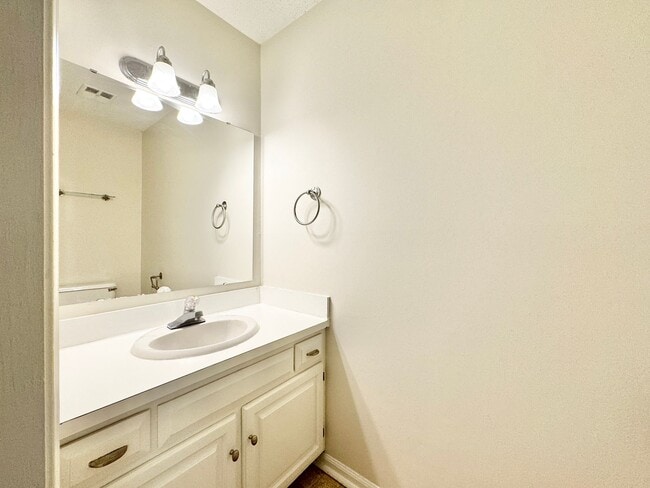 Building Photo - 2 Bedroom Townhome in NW Greensboro near parks and Greenway