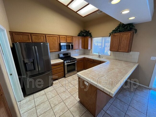 Building Photo - 1672 W Julieanne Ave