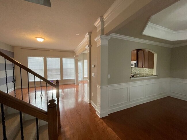 Building Photo - Midtowne