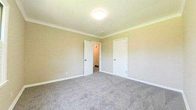 Building Photo - Spacious 3 Bedroom 1.5 Bath Home- Located ...