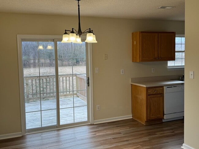 Building Photo - Stunning Country Home