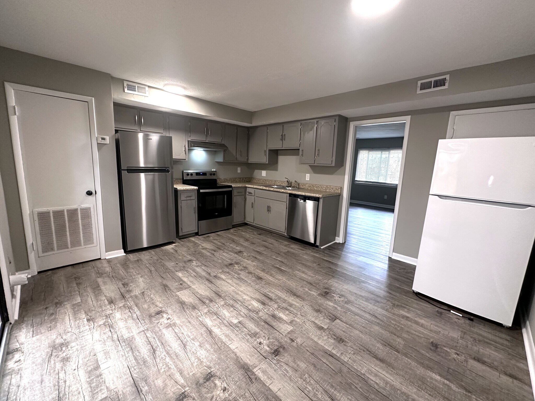 Building Photo - 545 E 3rd St