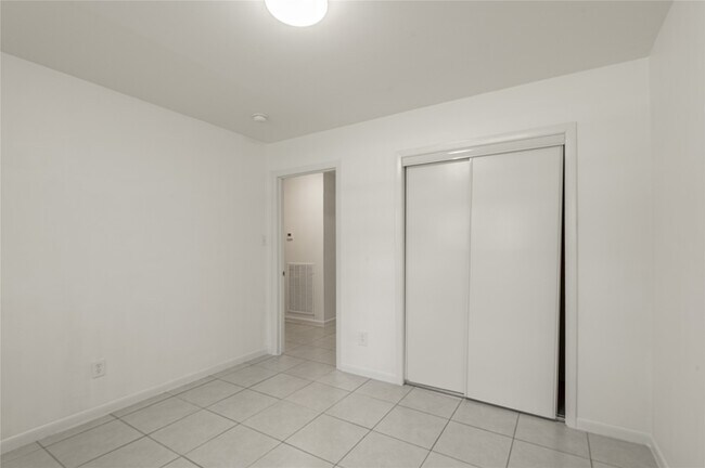 Building Photo - 604 Hayman St
